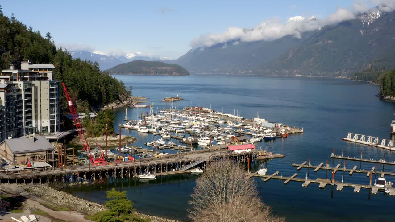 muelle público de horseshoe bay y terminal de ferry en la entrada de howe sound en el oeste de vancouver, canadá