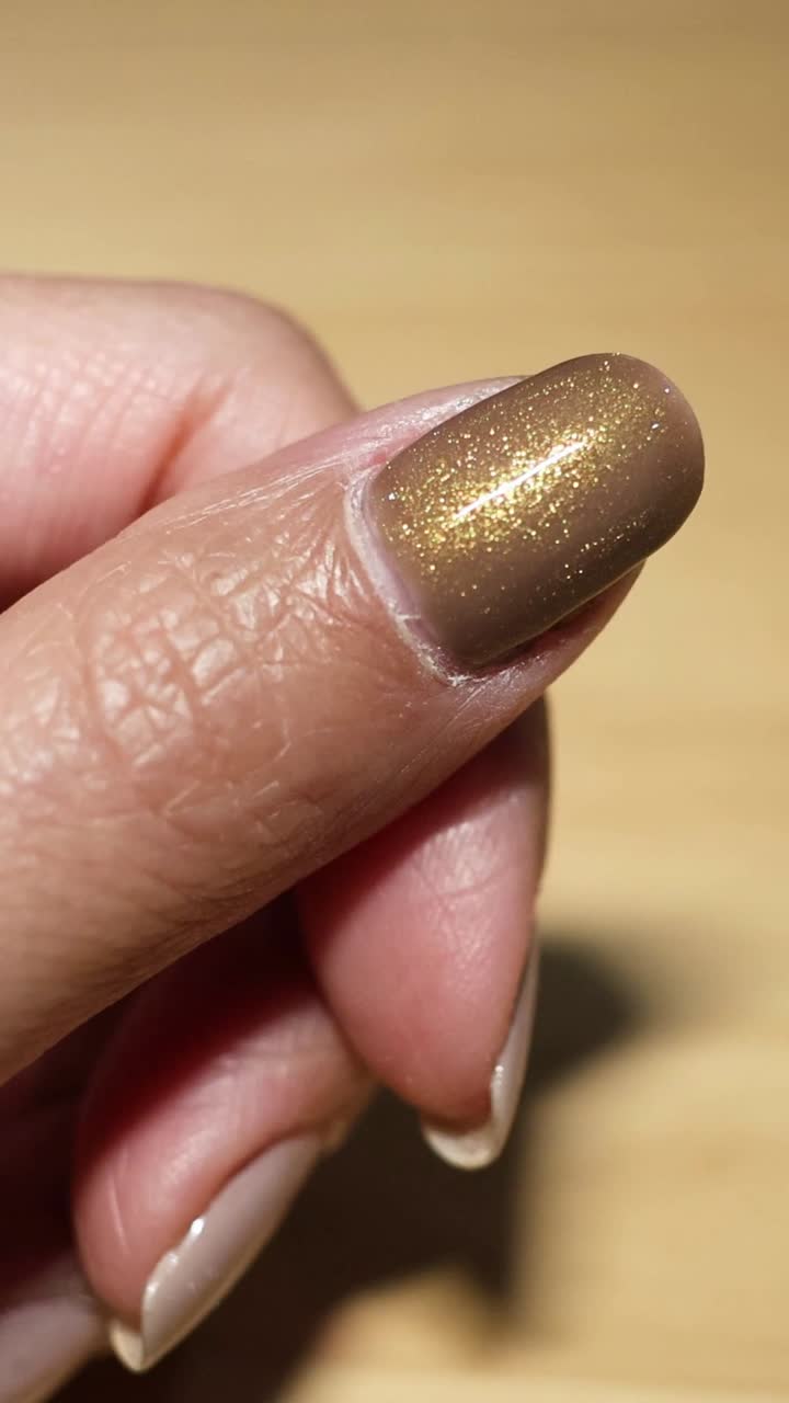 aplicación secuencial de esmalte de uñas en las uñas