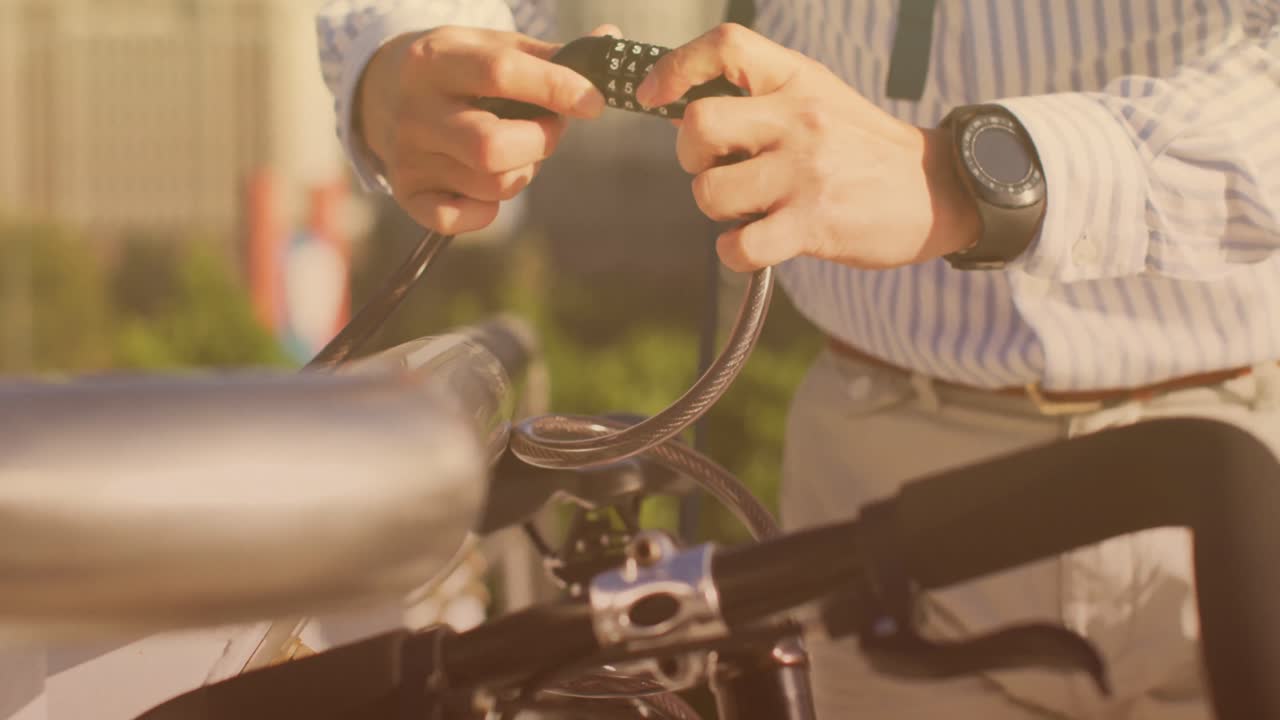 animación de un hombre asiático atando su bicicleta en la ciudad