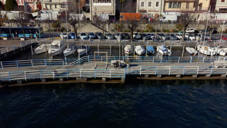 Muelle-En-El-Lago-Iseo-Tavernola-Bergamasca,-Zona-Marítima