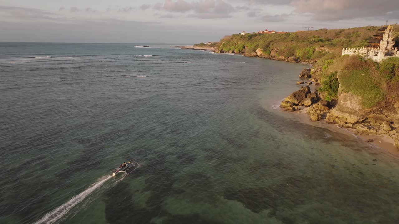 Una ripresa da drone in 4K di un peschereccio che solca l'Oceano Indiano all'alba a Bali, Indonesia.