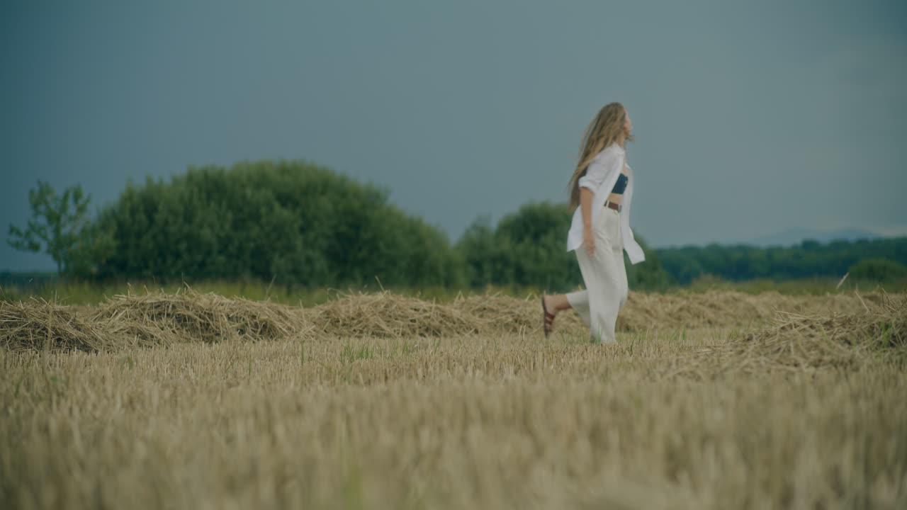 밖에서 즐거운 발걸음