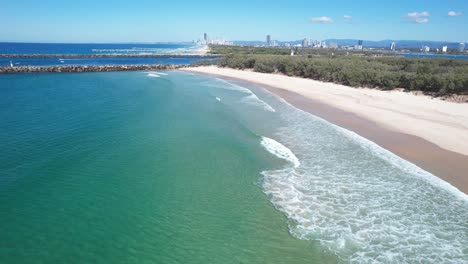 Aguas-Claras-Perfectas-En---The-Spit---South-Stradbroke-Island-Con-Southport-En-El-Fondo---Gold-Coast---Qld---Queensland---Australia---Toma-Aérea