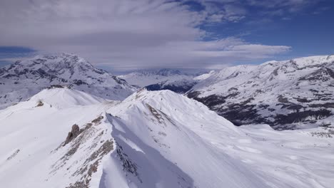 Increíble-Vista-Aérea-De-Los-Alpes-Cubiertos-De-Nieve---Dolly-In-Shot---Rodada-En-Tignes-Y-Val-D&#39;isere