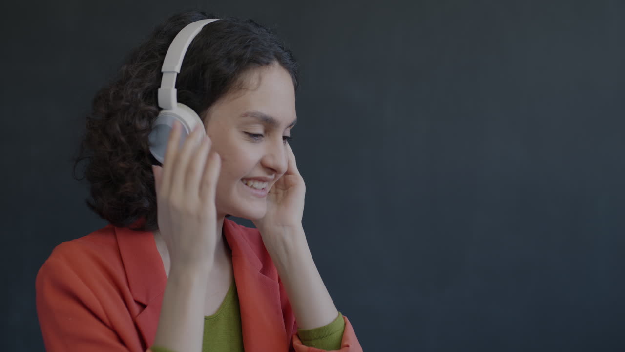 헤드폰으로 음악을 듣는 여자