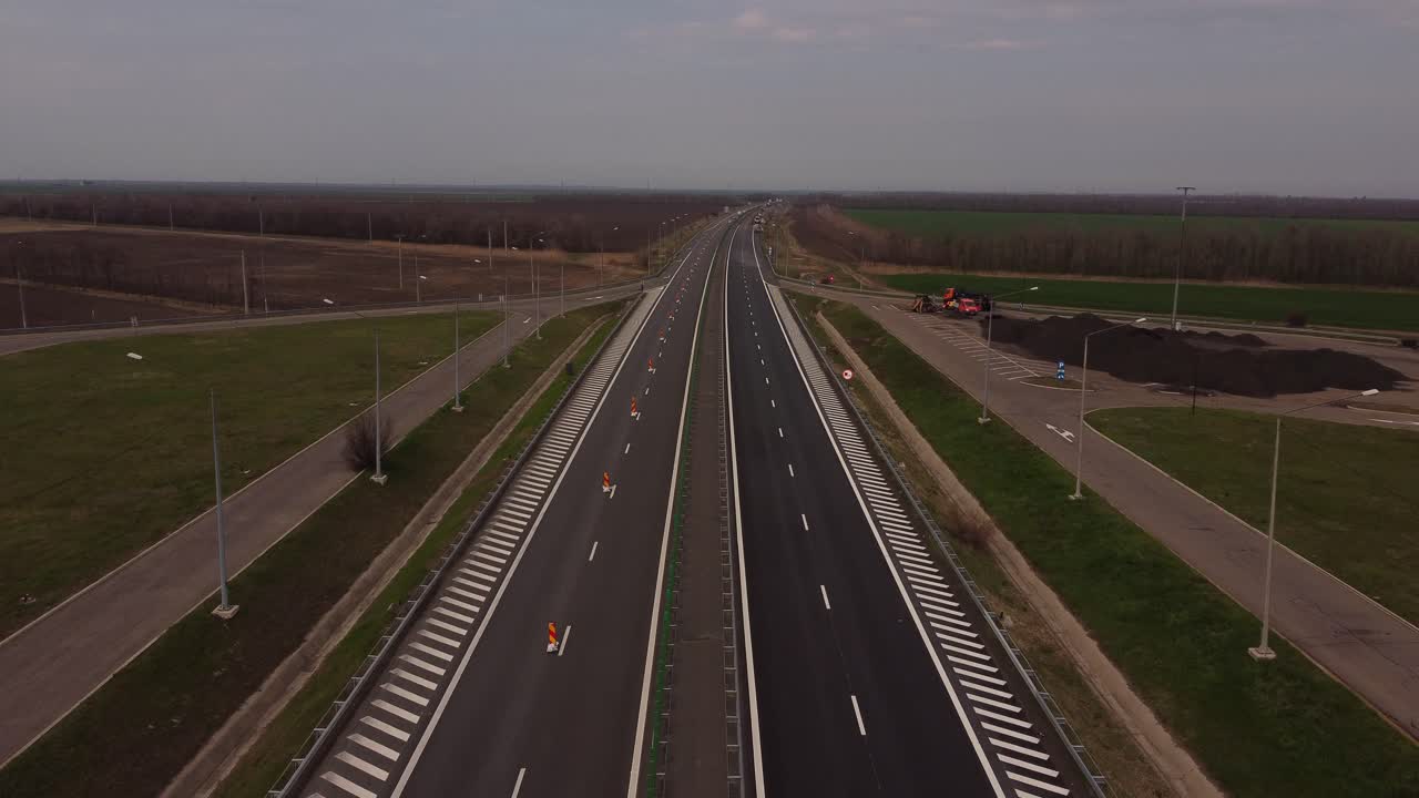 vista aérea de los conos de restricción de la carretera en un solo carril