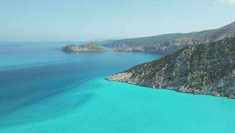 vuela sobre la playa de myrtos, asos, cefalonia, grecia