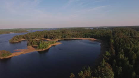 Antena-De-Un-Lago-Y-Un-Bosque-En-Suecia