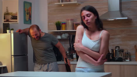 una mujer con miedo de un marido borracho.