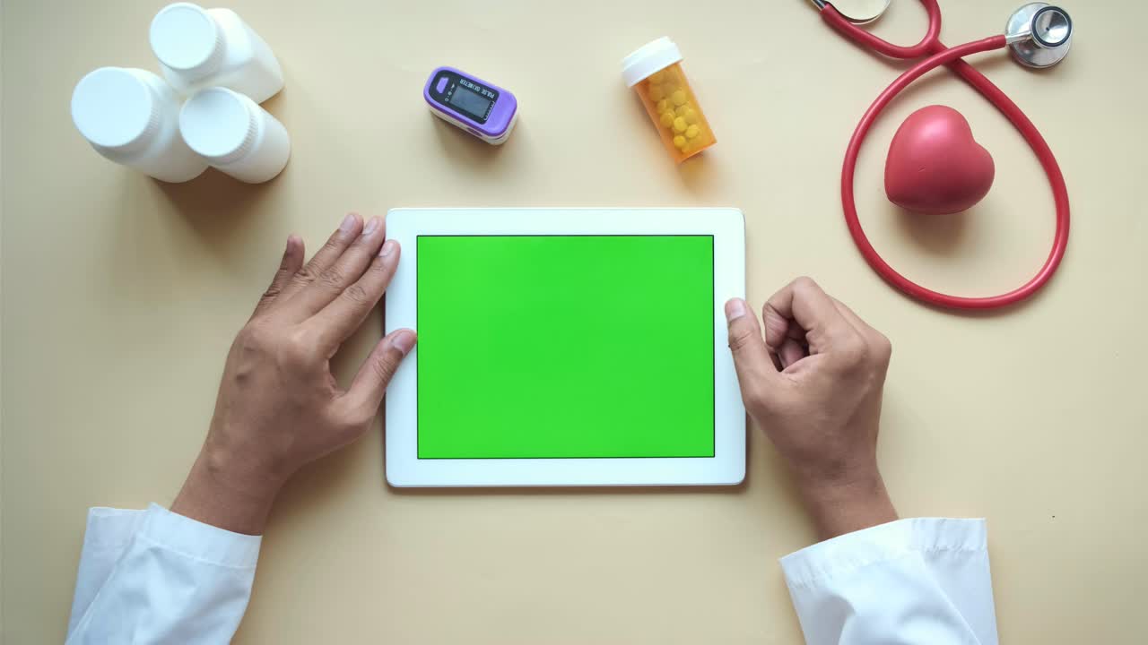 환자 치료를 위해 태블릿을 사용하는 의사