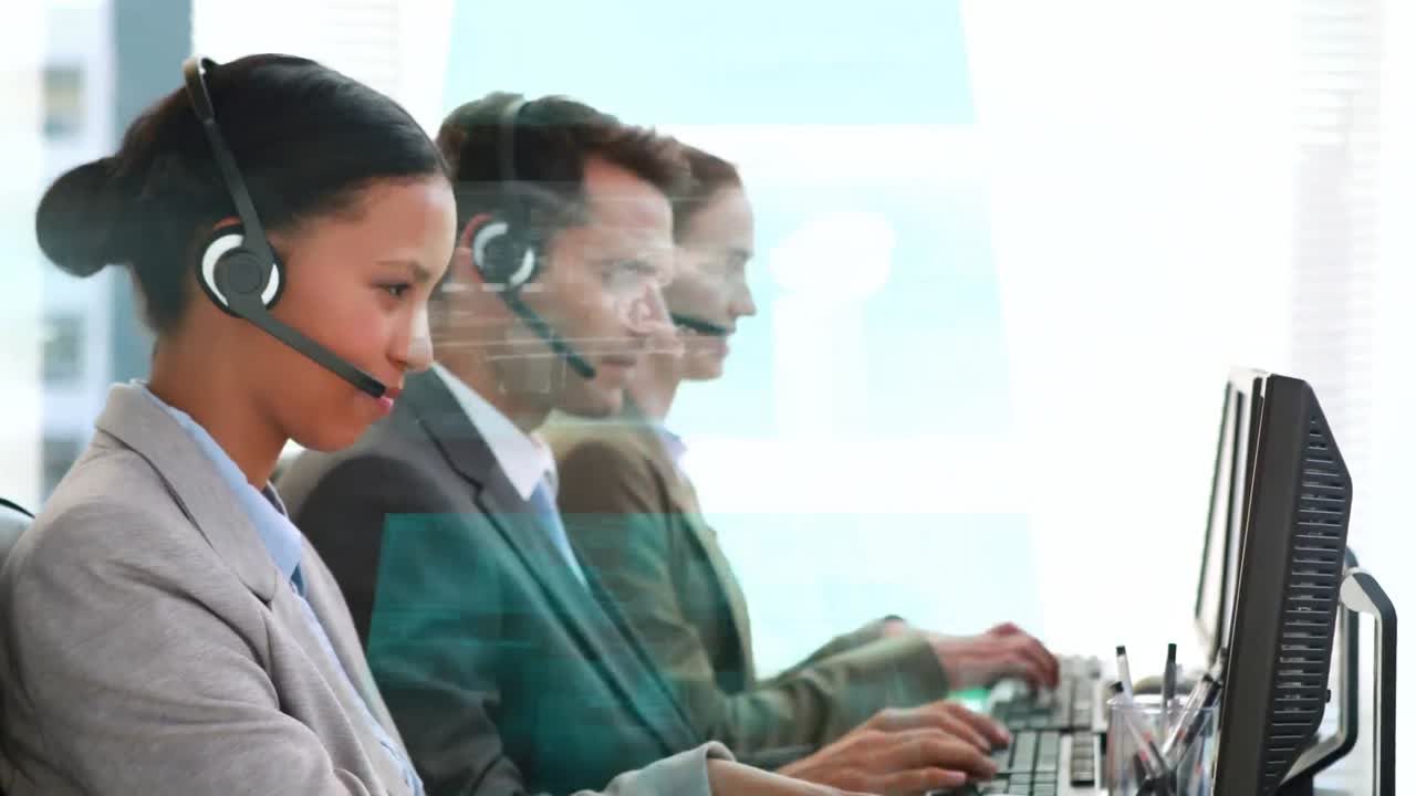 animación del procesamiento de datos sobre personas de negocios que usan auriculares telefónicos