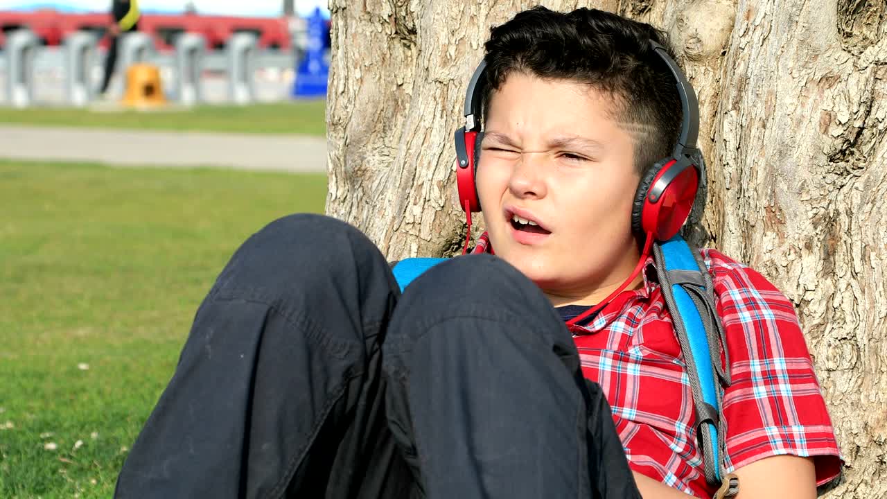 스마트폰을 사용하는 어린 소년