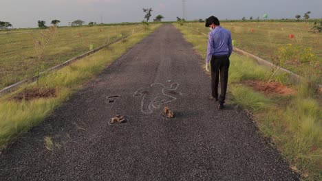 Crime-scene-investigation-concept,-Investigator-entering-to-scene-near-chalk-outline-dead-body,-establishing-shot