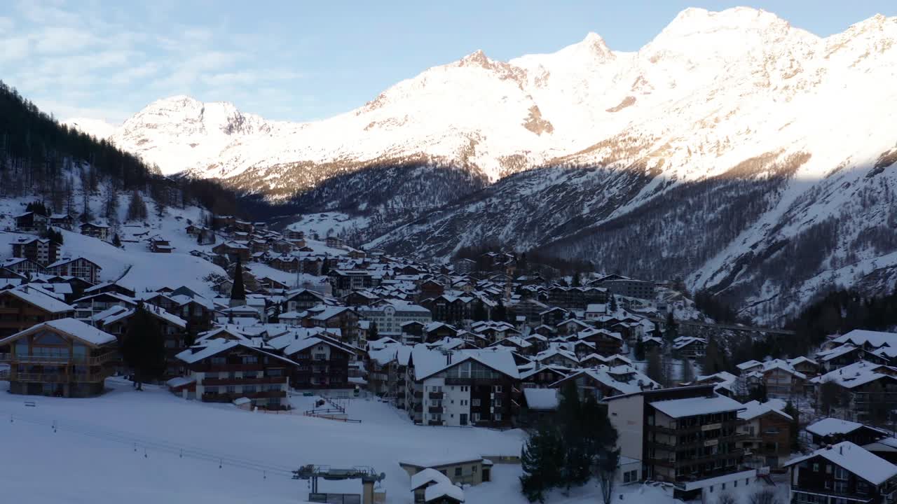 volando hasta un pequeño pueblo cubierto de nieve en las montañas