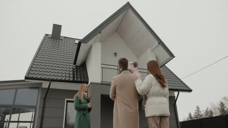 agente de bienes raíces mostrando la casa a la familia