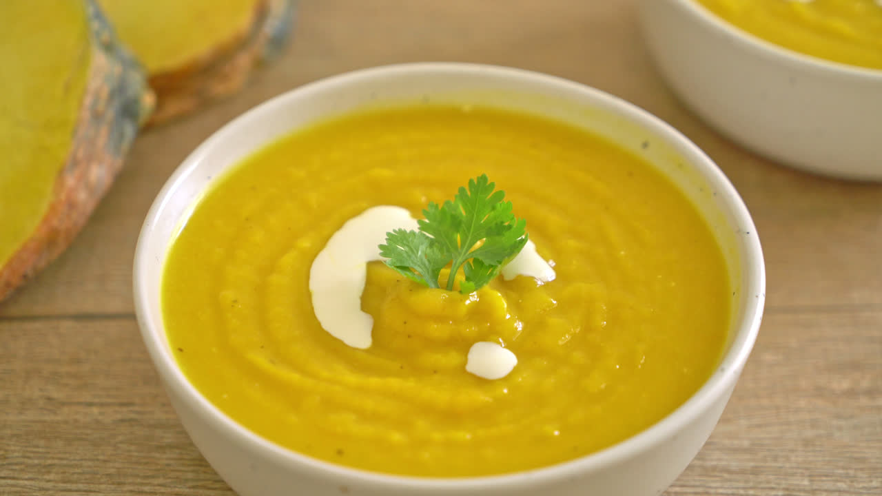 흰색 그릇에 호박 수프 - 채식과 채식주의 음식 스타일