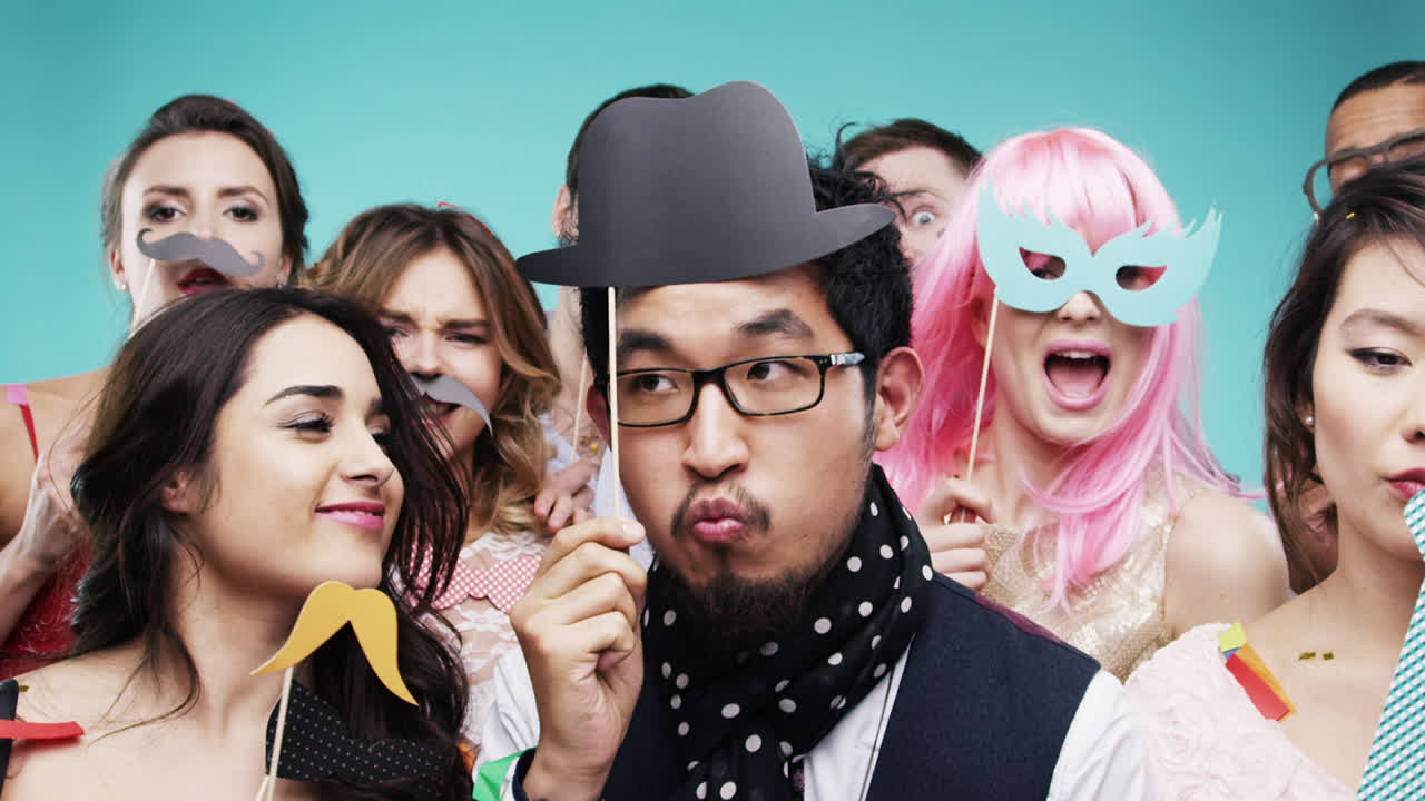 슬로우 모션 파티 사진 부스를 축하하는 재미있는 사람들의 다인종 그룹