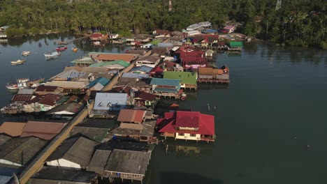 schnelle luftneigung nach unten über strukturen am bang bao pier an der küste von koh chang, thailand