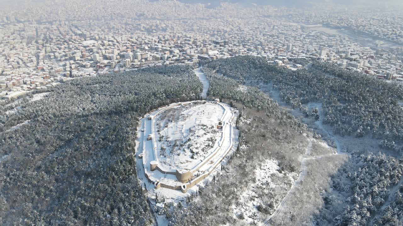 조감도 역사적인 성 덮여 눈