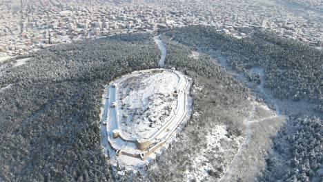 Vista-Aérea-Histórico-Castillo-Cubierto-De-Nieve