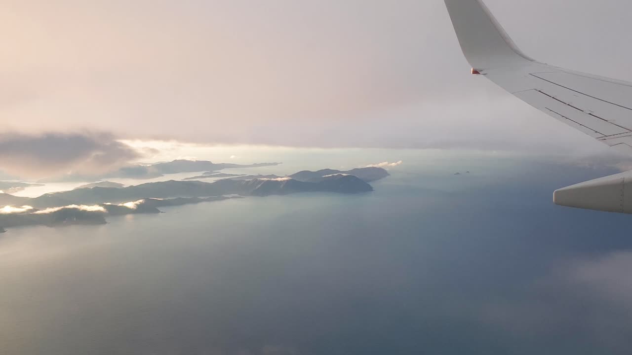 흐린 날 아오테아로아, 뉴질랜드 남섬의 픽턴과 말보로 소리 위를 날다