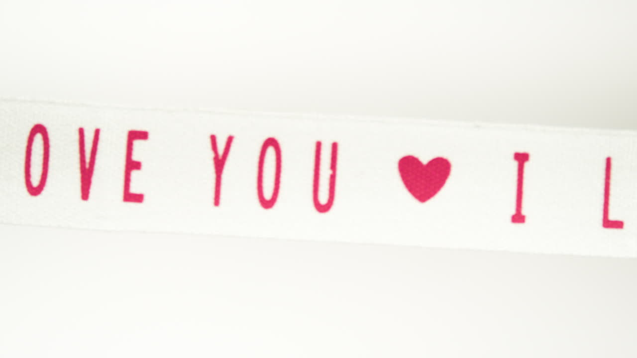 비문이 있는 움직이는 테이프 나는 당신을 사랑합니다 흰색 배경에 촬영