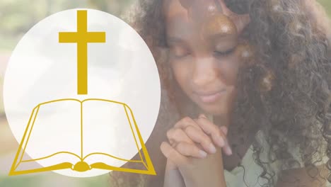 animación del icono de la biblia sobre una mujer afroamericana orando