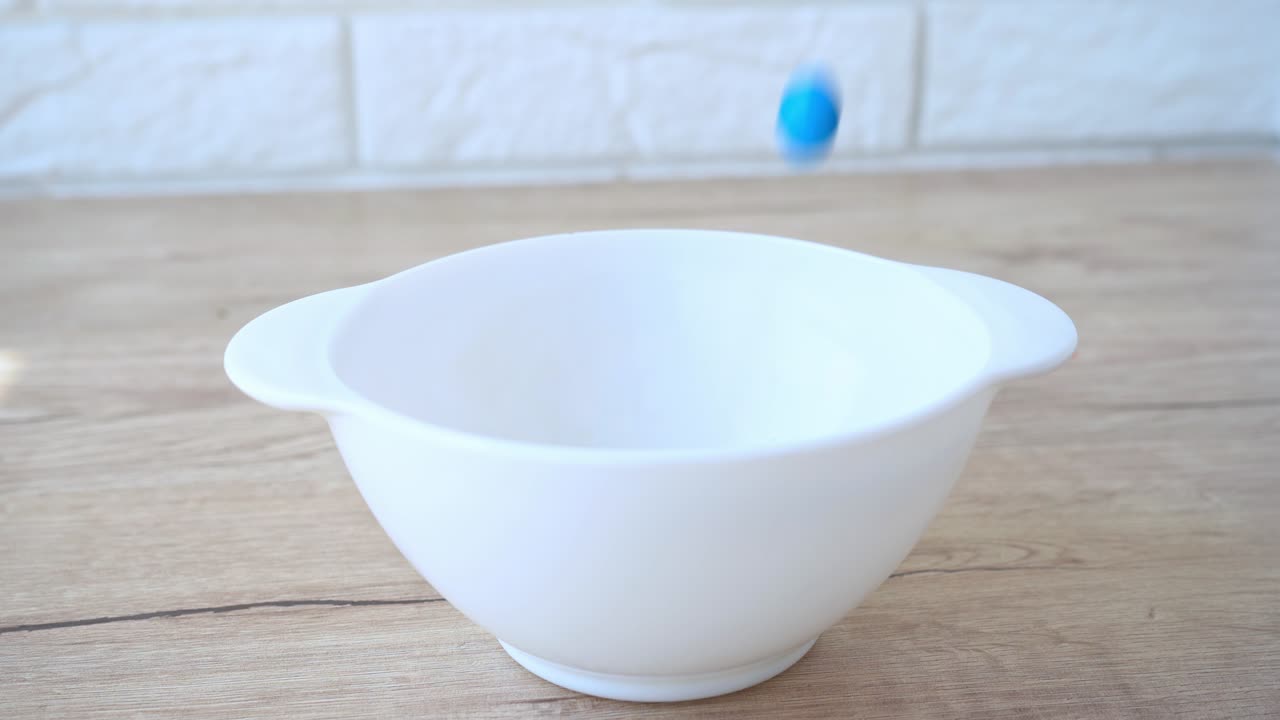 핑크색 배경에서 유리 그에 떨어지는 사탕의 느린 움직임 4k 스 영상