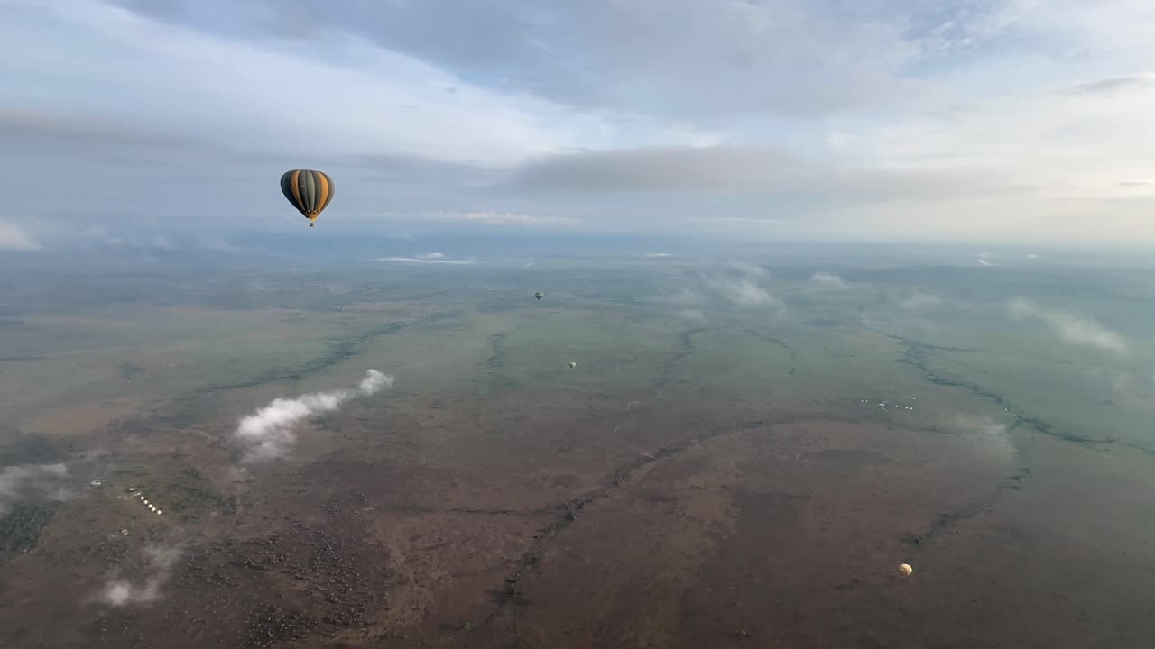 탄자니아의 세렌게티 국립공원의 사바나에서 날아다니는 열기 풍선.