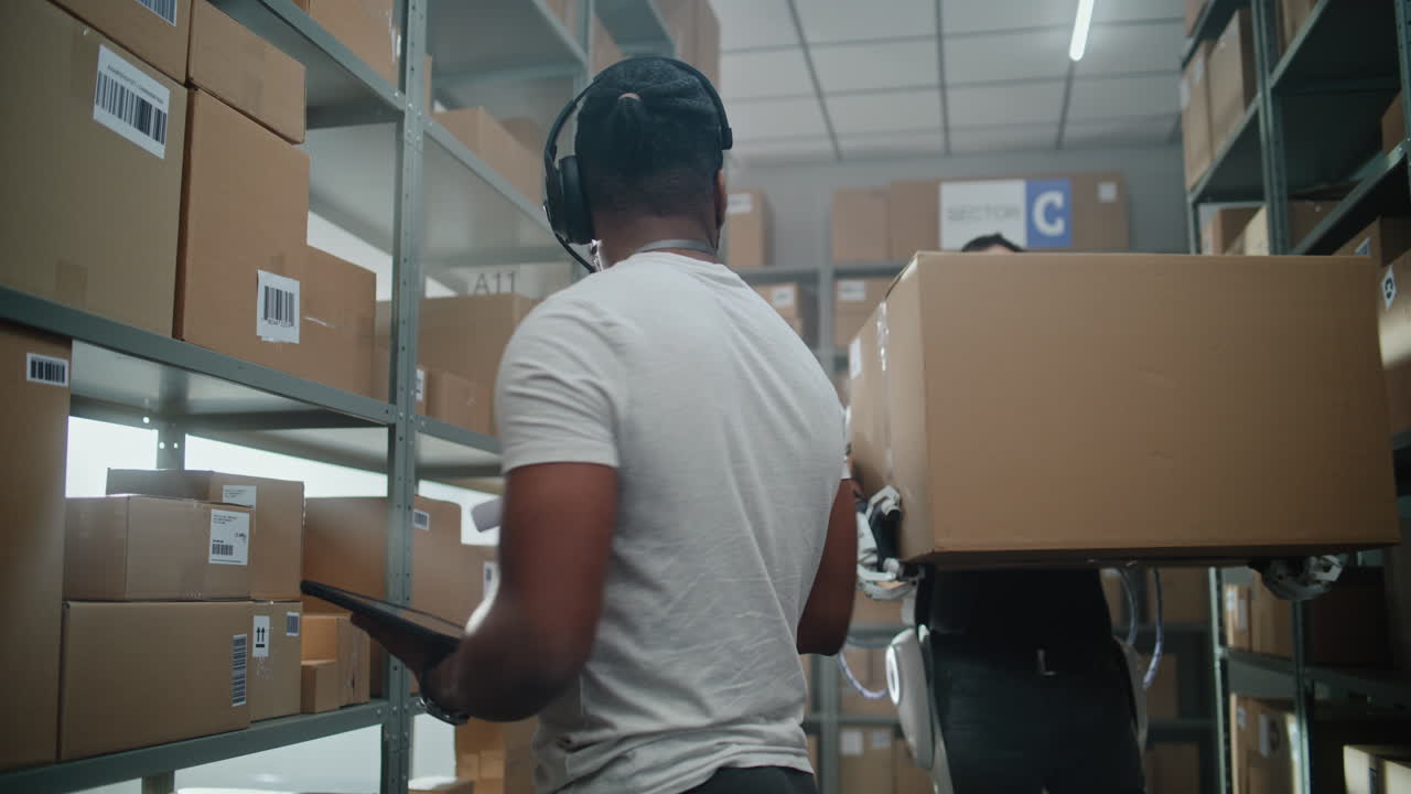 trabajadores de almacén con robots