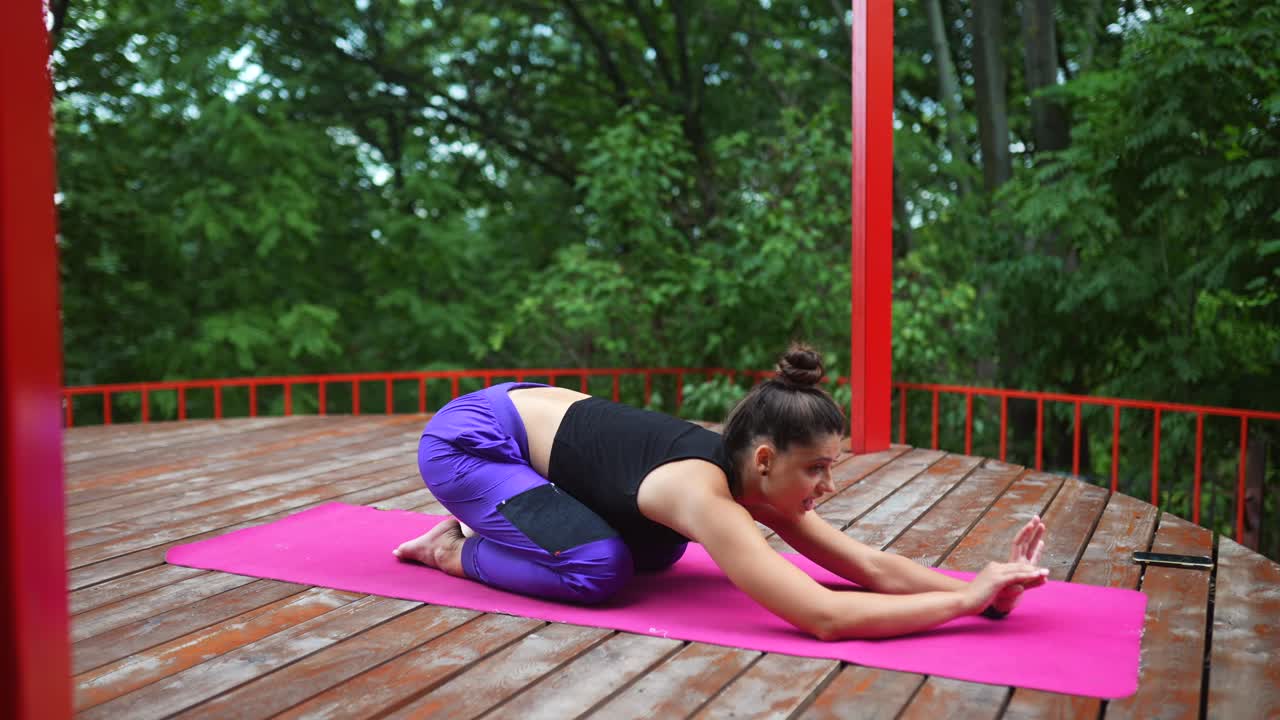 mujer practicando yoga al aire libre