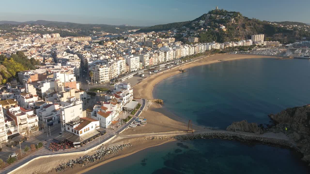 Dronevideo af Blanes-bugten på Costa Brava i Gerona, Barcelona, Middelhavsstrand Lloret de Mar.