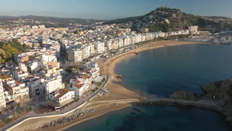 Video-Aereo-Con-Drone-De-La-Bahia-De-Blanes-En-La-Costa-Brava-En-Gerona-Barcelona,-Playa-Mediterranea-Lloret-De-Mar