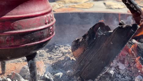 Topfkochen-über-Heißen-Kohlen-In-Der-Feuerstelle