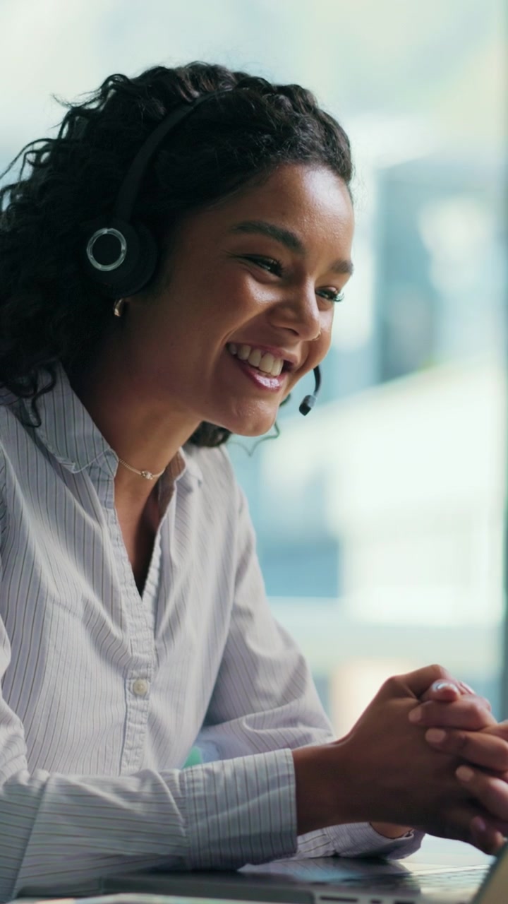 Operatore professionale del servizio clienti che parla al telefono con cuffie in ufficio
