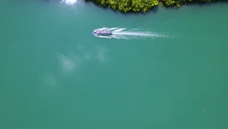 Vuelo-De-Drones-Sobre-Un-Barco-En-El-Lago-Koman,-Que-Es-Un-Embalse-En-El-Río-Drin-En-El-Norte-De-Albania