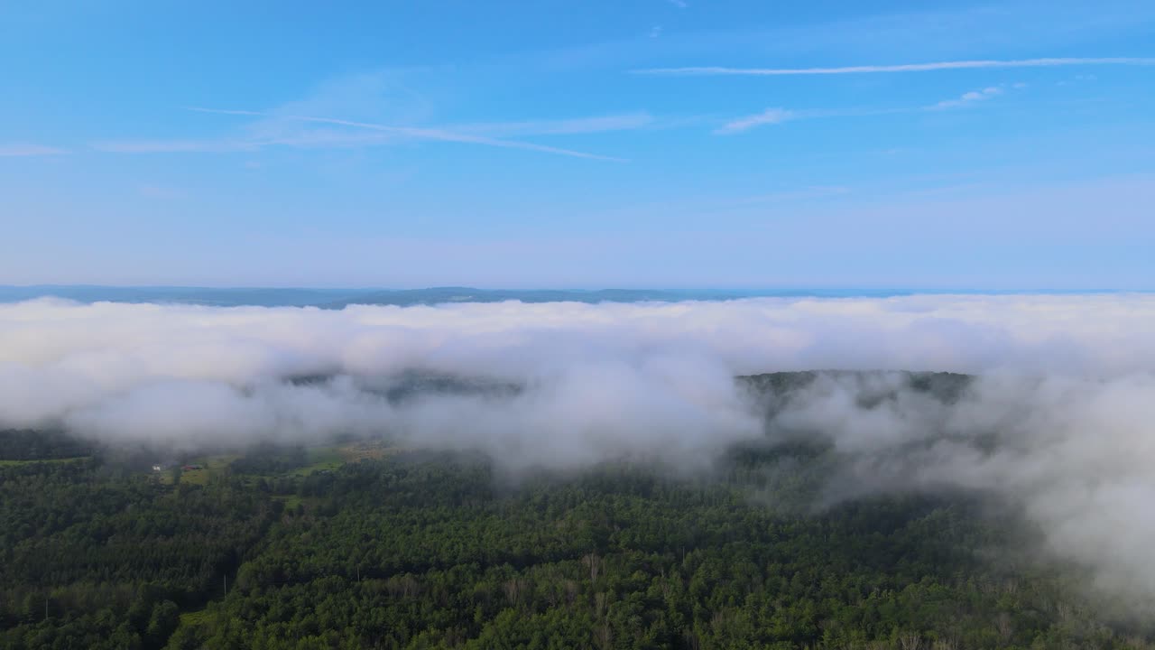 droneoptagelse af den disede morgentåge over de bølgende bakker i Owego, New York i det nordlige New York