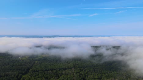 Drohnenaufnahme-Des-Nebligen-Morgennebels-über-Den-Sanften-Hügeln-Von-Oego-New-York-Im-Bundesstaat-New-York