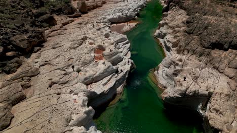 Malerische-Aussicht-Auf-Touristen,-Die-Im-Wadi-Dirhur-Canyon-In-Sokotra,-Jemen,-Schwimmen