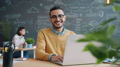 Hombre que trabaja en la computadora portátil en la oficina