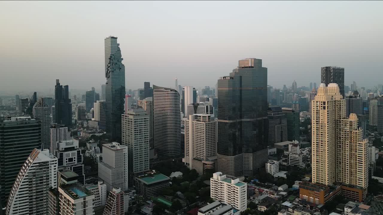 imágenes aéreas cinematográficas de aviones no tripulados del horizonte de sathorn bangkok en un día despejado, metrópolis bulliciosa en impresionante alta definición