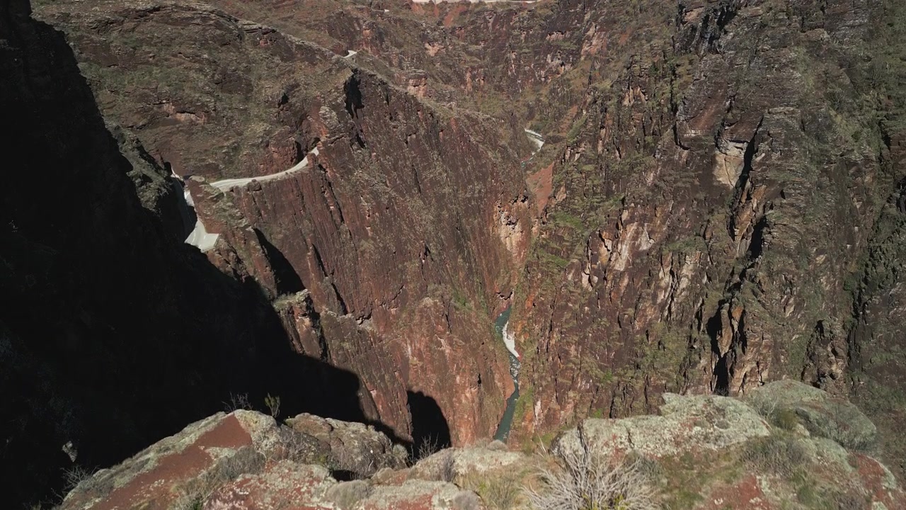 Riprese drone delle Gorges de Daluis, le Gole di Daluis in Francia. Dietro la roccia, la lunga gola appare. Ripide scogliere rosse si tuffano nelle profondità.