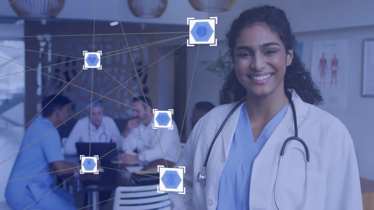 Animación de red de iconos de medios sobre una doctora asiática sonriente y un grupo de médicos en una reunión