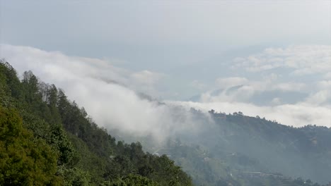 Un-Lapso-De-Tiempo-De-Nubes-Que-Fluyen-Sobre-La-Cresta-De-Una-Montaña-Y-Hacia-El-Valle