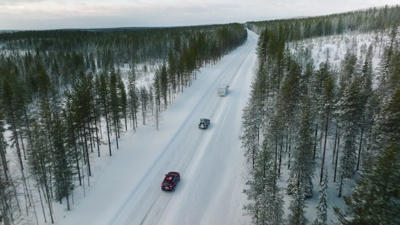 autocaravana conduciendo por la carretera de invierno en laponia, finlandia
