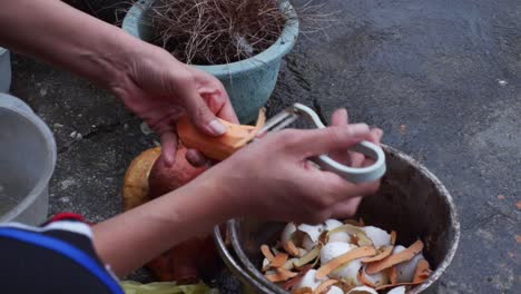 Von-Hand-Mit-Einem-Schäler-Entfernte-Süßkartoffelschale,-Gefilmt-Im-Freien-Als-Nahaufnahme-In-Zeitlupe