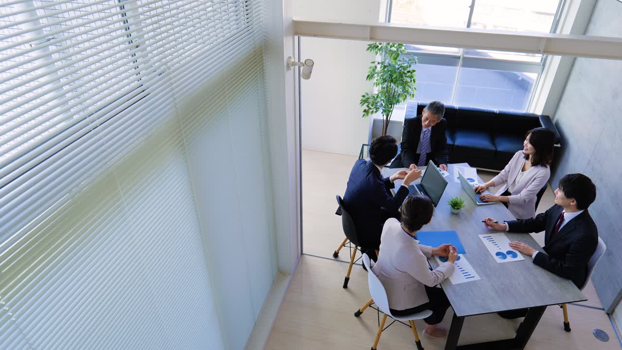 사무실에서 일하는 사업가