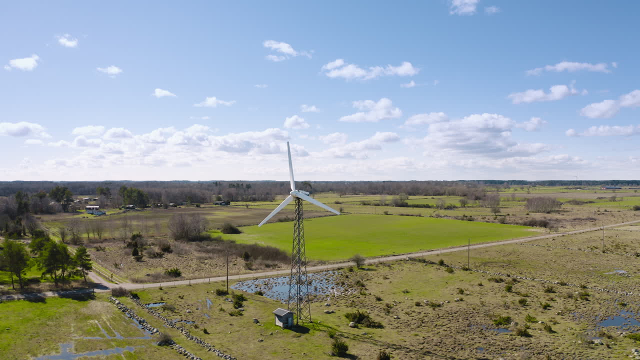 vista aérea de energía verde futuro molino de viento solitario en un largo camino en el campo girando girando en el viento produciendo electricidad planta de energía eléctrica para un futuro feliz para las próximas generaciones día soleado