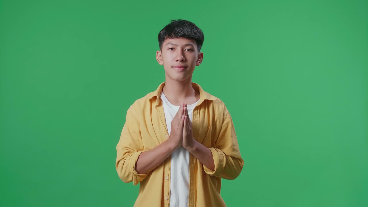 십대가 감사와 흥분을 표현하고 있습니다.