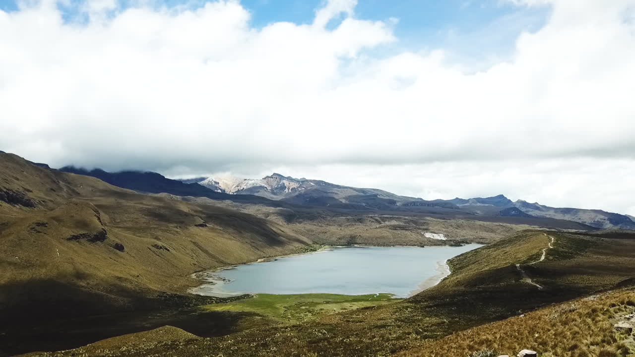 hermosa vista aérea amplia sobre las montañas del quindio y la cordillera oriental, colombia